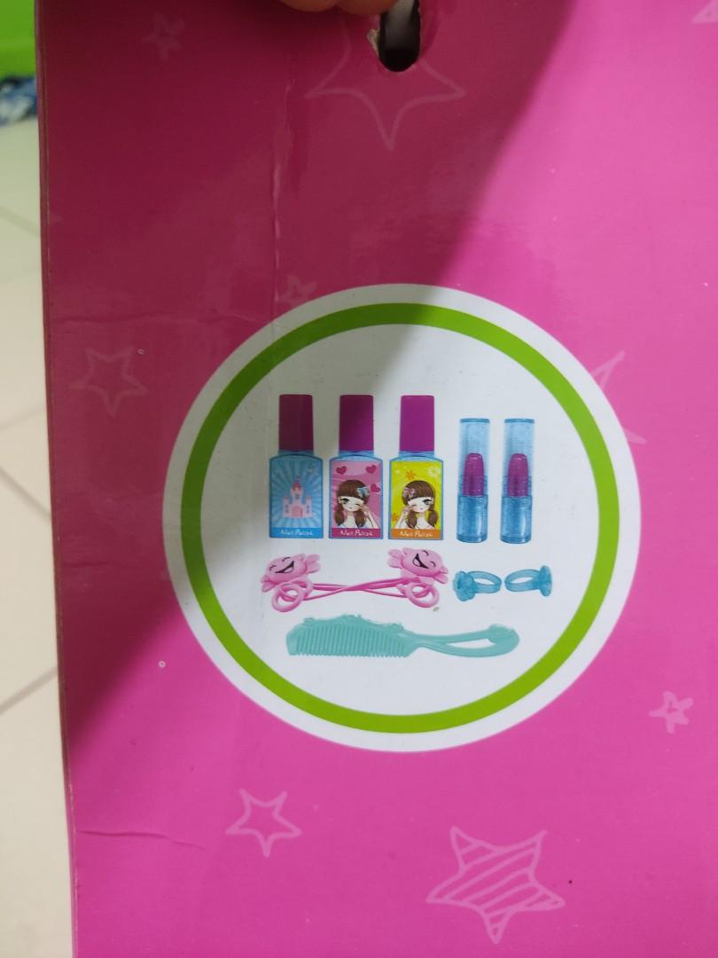 Makeup Vanity Set (Category: Makeup) located in Antipolo. Submitted by luckycharmed (Listing ID 1134096215, Image 2). Description: Incomplete no necklace na at isa nlng ung lipstick pati ung 2 tali ng buhok pero pwede ko naman palitan yun....