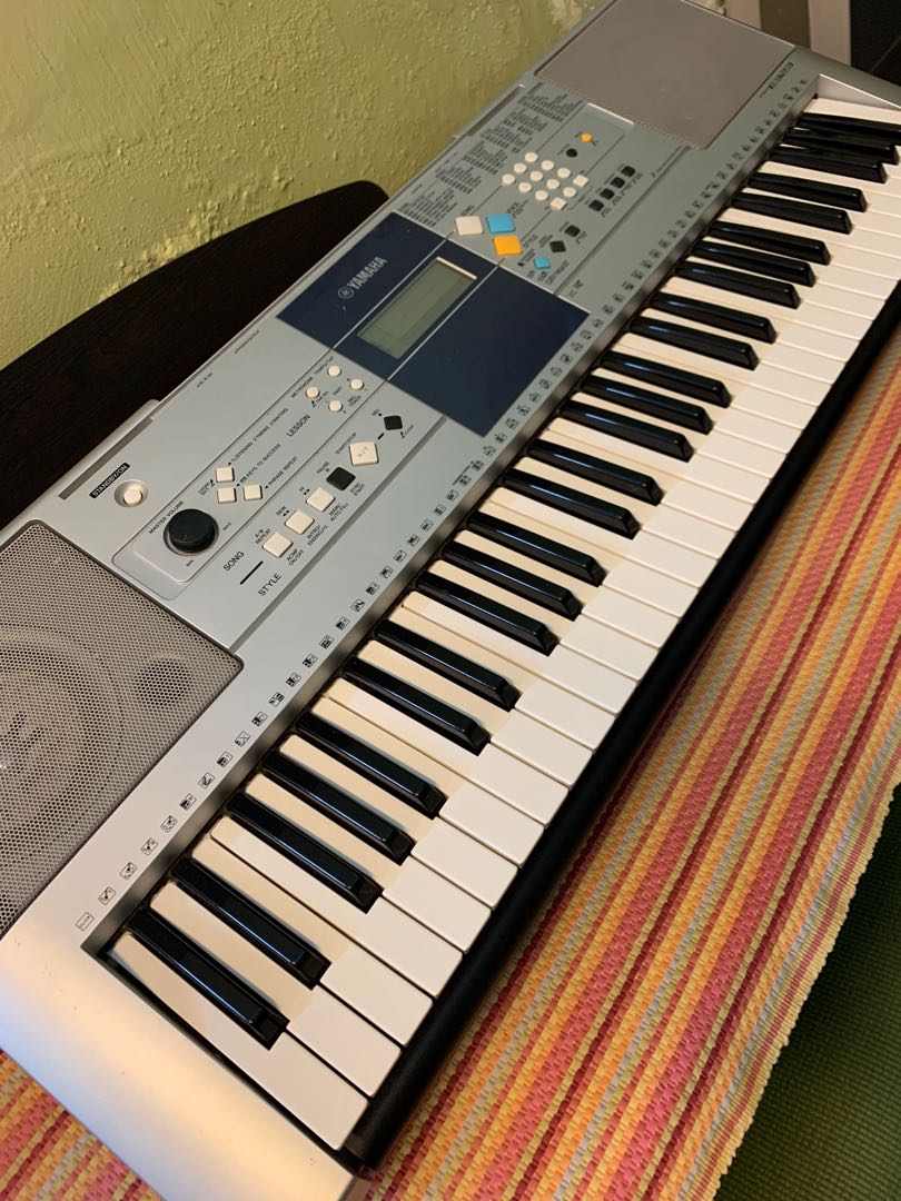 Cariñoso Húmedo extraño Yamaha PSR E323 with extra sustained pedal, Hobbies & Toys, Music & Media,  Musical Instruments on Carousell
