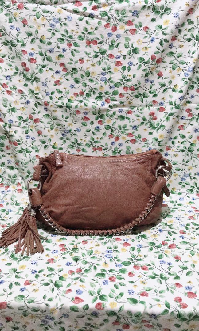 Ensoen Kilikili Brown Bag (Category: Shoulder Bags) located in Davao. Submitted by yukiloki (Listing ID 1134342759, Image 1). Description: Preloved Ensoen Kilikili Bag Measurements : 12"x7"x4" Flaws: Faded Leather, with rubs on leather (see photos attached for flaws) Please check my other items for sale. I do combine shipping to save money! Mode of Payment: Payment required within 3 days. I accept payments through GCASH and any remittances. Selle