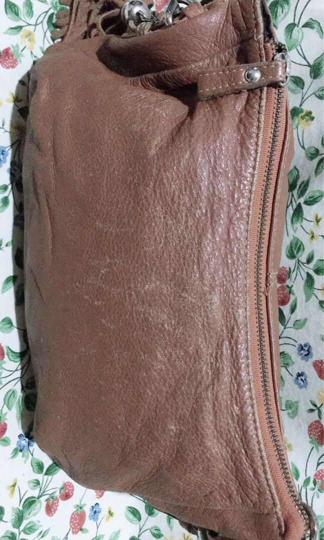 Ensoen Kilikili Brown Bag (Category: Shoulder Bags) located in Davao. Submitted by yukiloki (Listing ID 1134342759, Image 3). Description: Preloved Ensoen Kilikili Bag Measurements : 12"x7"x4" Flaws: Faded Leather, with rubs on leather (see photos attached for flaws) Please check my other items for sale. I do combine shipping to save money! Mode of Payment: Payment required within 3 days. I accept payments through GCASH and any remittances. Selle