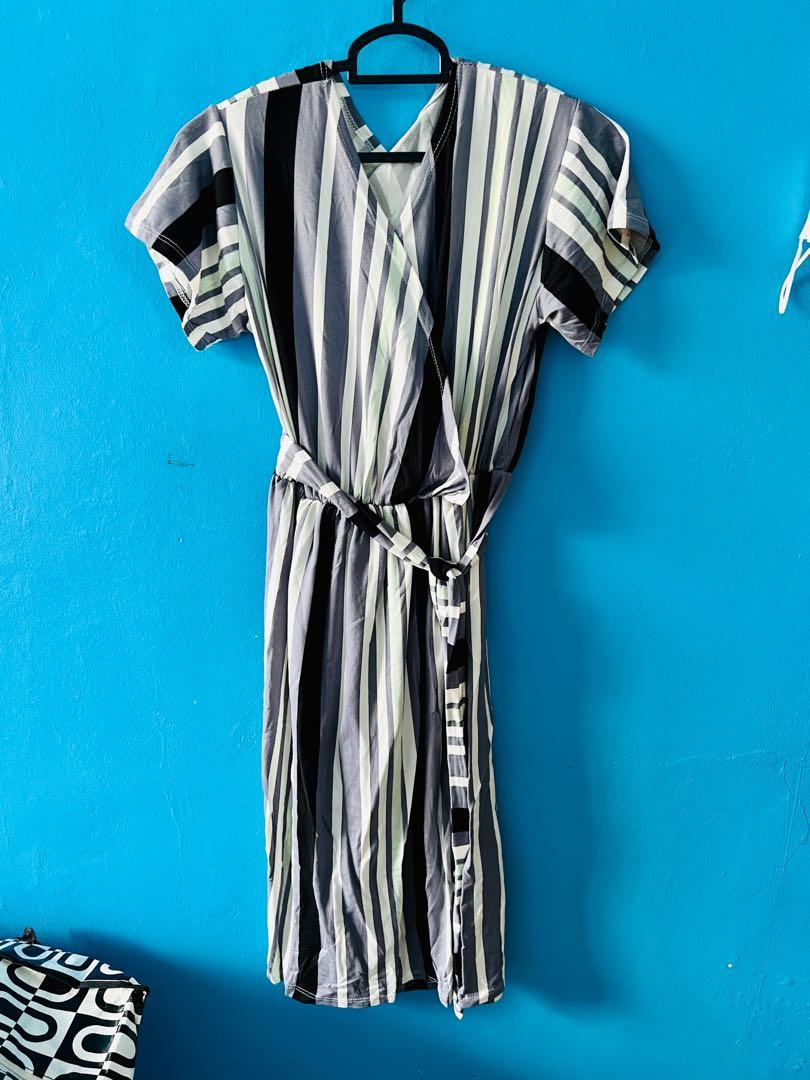 Overlap Maternity/Nursing Dress (Category: Maternity Care) located in Quezon City. Submitted by chizmax (Listing ID 1134238008, Image 2). Description: Used once. ₱270 each. Very good condition. Take both for ₱500. Fits L-XL..