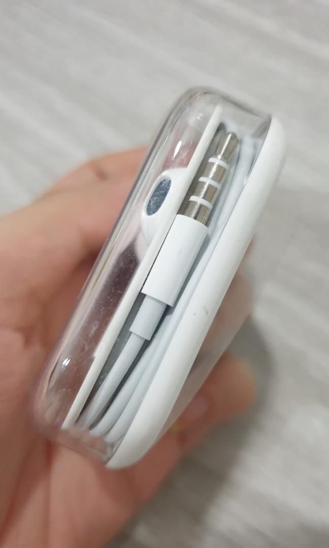 Apple Earpods (3.5mm) (Category: Earphones) located in Quezon City. Submitted by rdl09 (Listing ID 1129428020, Image 2). Description: .