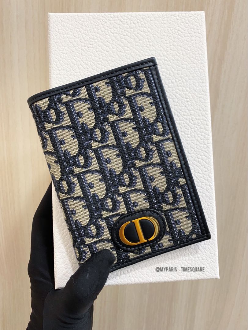 Christian D i o r 30 Montaigne Passport Holder, Luxury, Bags & Wallets on  Carousell