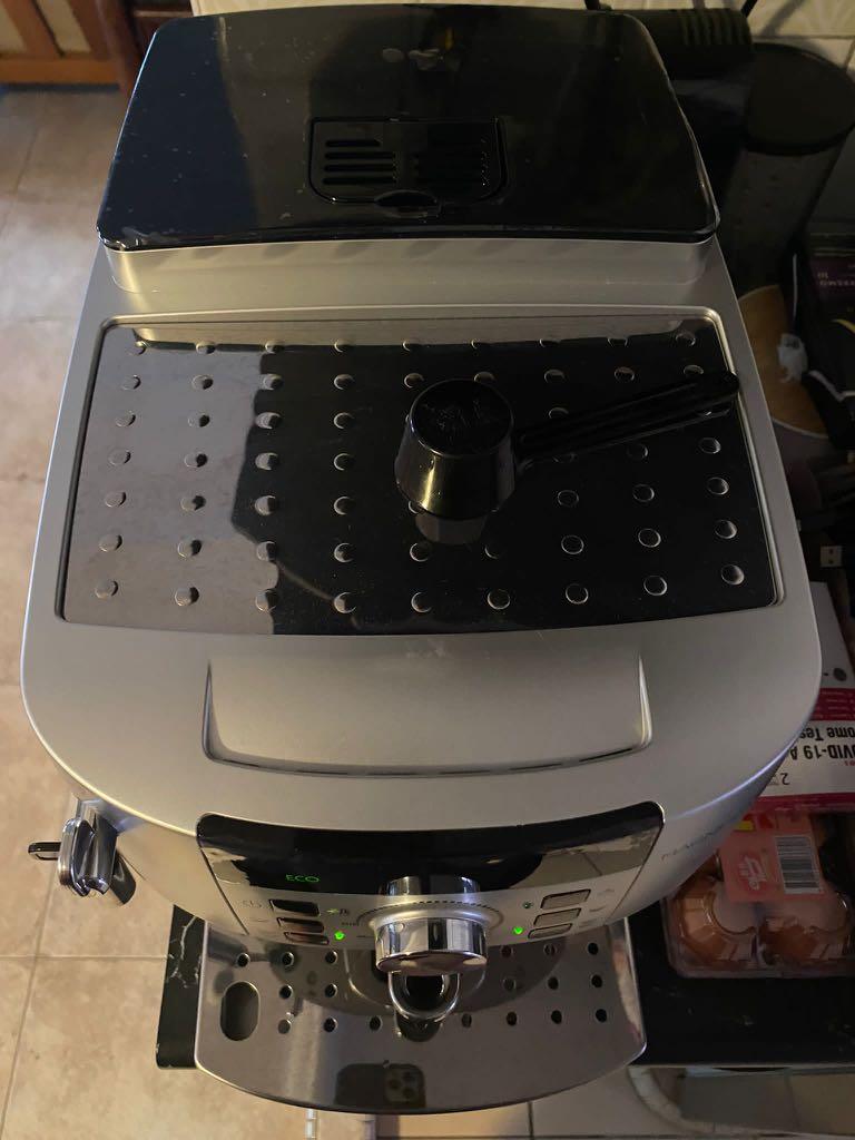 Delonghi Magnifica S Coffee Machine, TV & Home Appliances, Kitchen