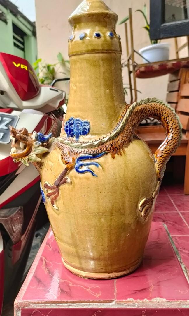Guci Naga China (Kategori: Pajangan Antik) berada di Jakarta Timur. Dikirim oleh oliviacem (ID iklan 1129286546, Gambar 2). Deskripsi: Bukan buatan sini, ini warisan Oma dibeli dari China.