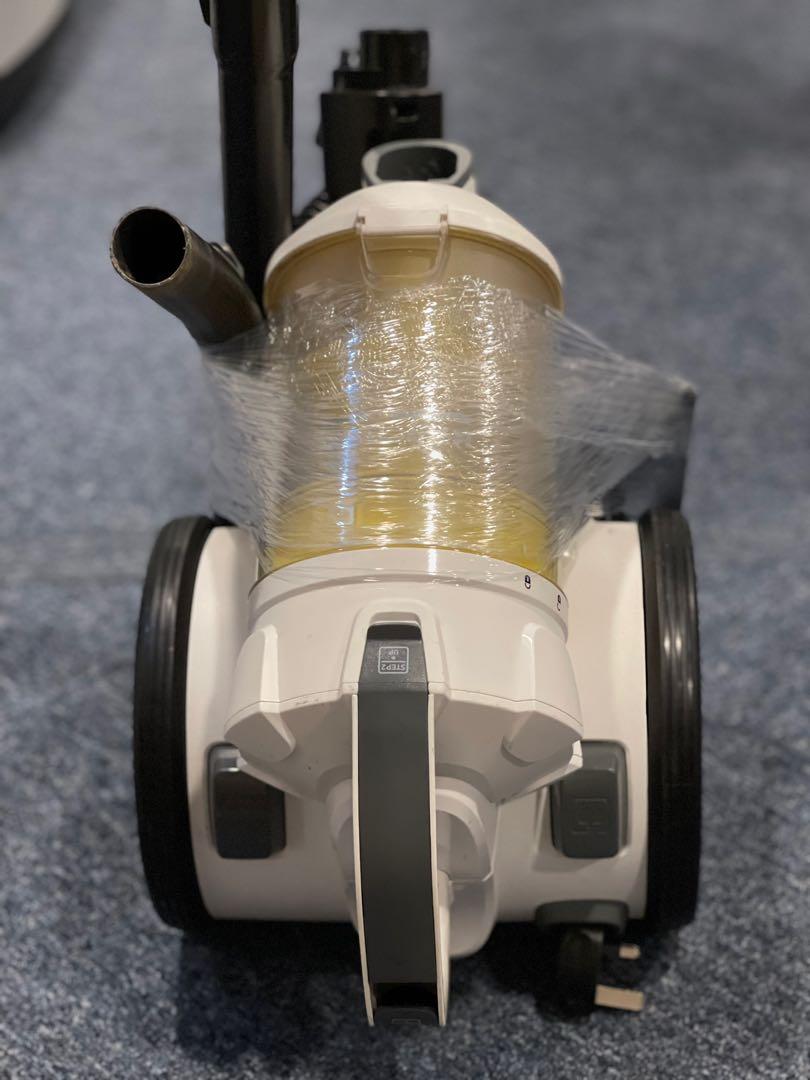 KARCHER VC3 PREMIUM PLUS (WHITE) BAGLESS VACUUM CLEANER (1100W