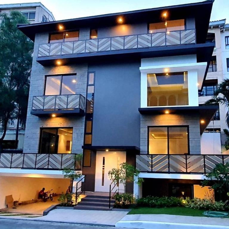 Mckinley hill village Bgc house for sale with Elevator 135M, Property