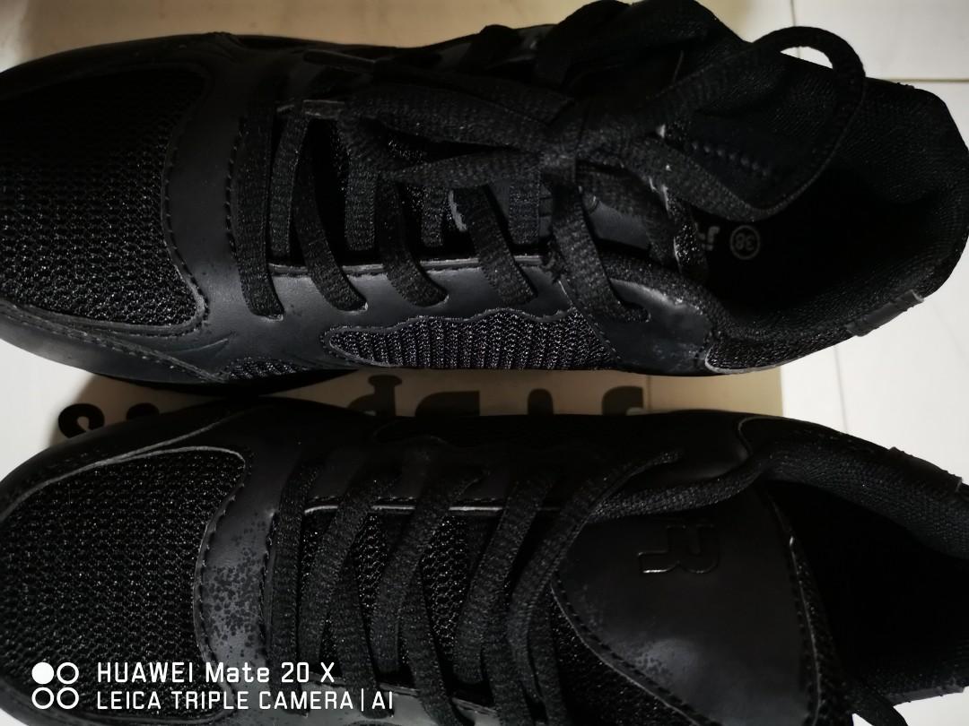 School shoes (Category: Everything Else) located in Singapore. Submitted by cindy7988 (Listing ID 1129307808, Image 1). Description: Brand new school shoes for sale size 38 $10.00.