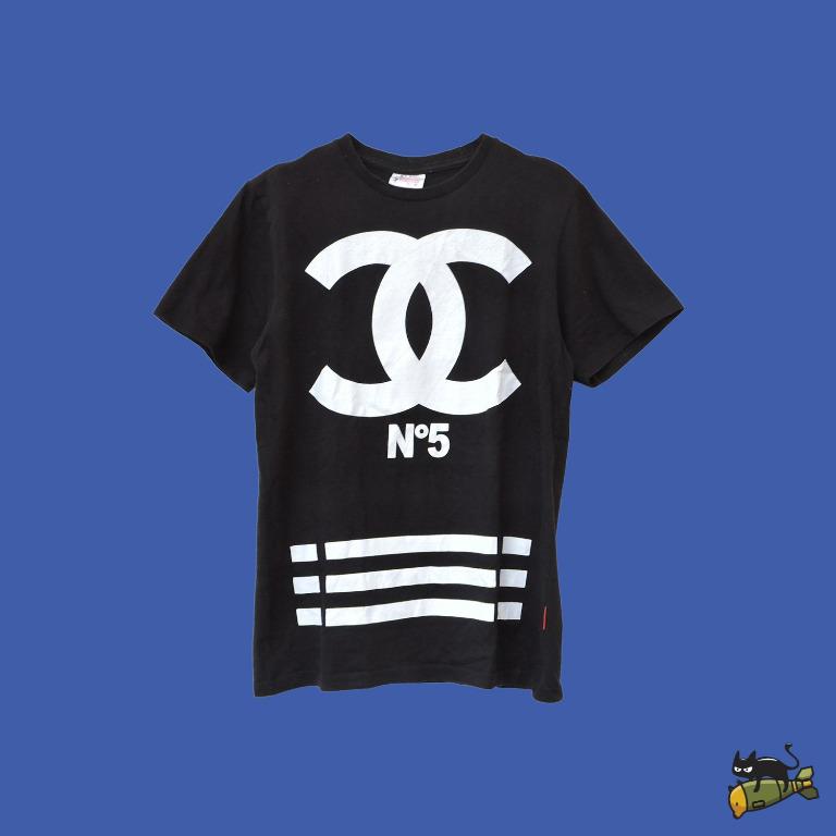 fest fejl miles Supreme X Chanel No. 5 Coco Homme+Femme T-Shirt, Fesyen Pria, Pakaian ,  Atasan di Carousell