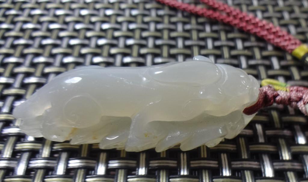 A184 White Agate pendant. 24 gm. 5.5x2 cm. Hobbies Toys