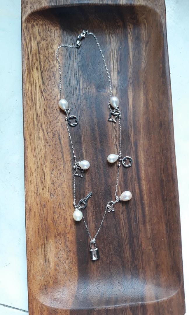Authentic Louis Vuitton pearl necklace (Category: Necklaces) located in San Juan City. Submitted by tinch_721 (Listing ID 1134358760, Image 1). Description: never used! check last photo for when worn 750 18K white gold chain real pearl! authentic Louis Vuitton!.