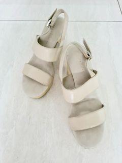 ANDRE VALENTINO Heels Shoes - Beige Size 38