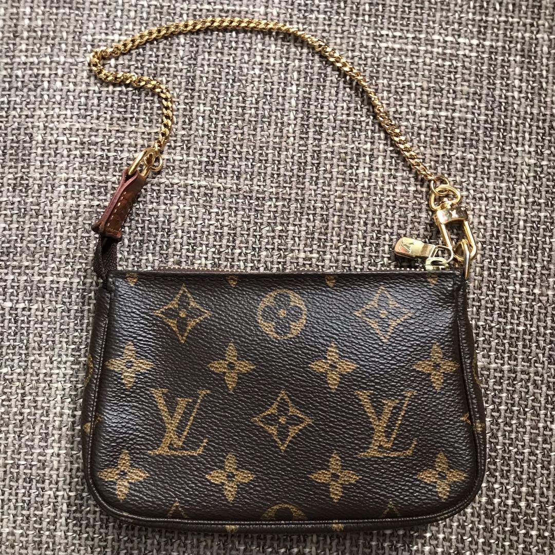 Sale‼️LV mini pochette (Category: Luxury Bags & Wallets) located in Antipolo. Submitted by starstyleph (Listing ID 1123608739, Image 1). Description: LV mini pochette Purchased in Singapore Dec 2015 Signs of usage darkened vanchetta, minor cracks Selling low! Inclusions: lv dust bag, lv box, receipt, will include generic gold chain I use as sling:) Rfs: major decluttering MOP: bdo/bpi Shipping: lalamove/gogoexpress with insurance Louis vuitton Lv