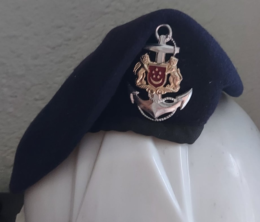 Republic of Singapore Beret with Old Cap badge, Hobbies & Toys