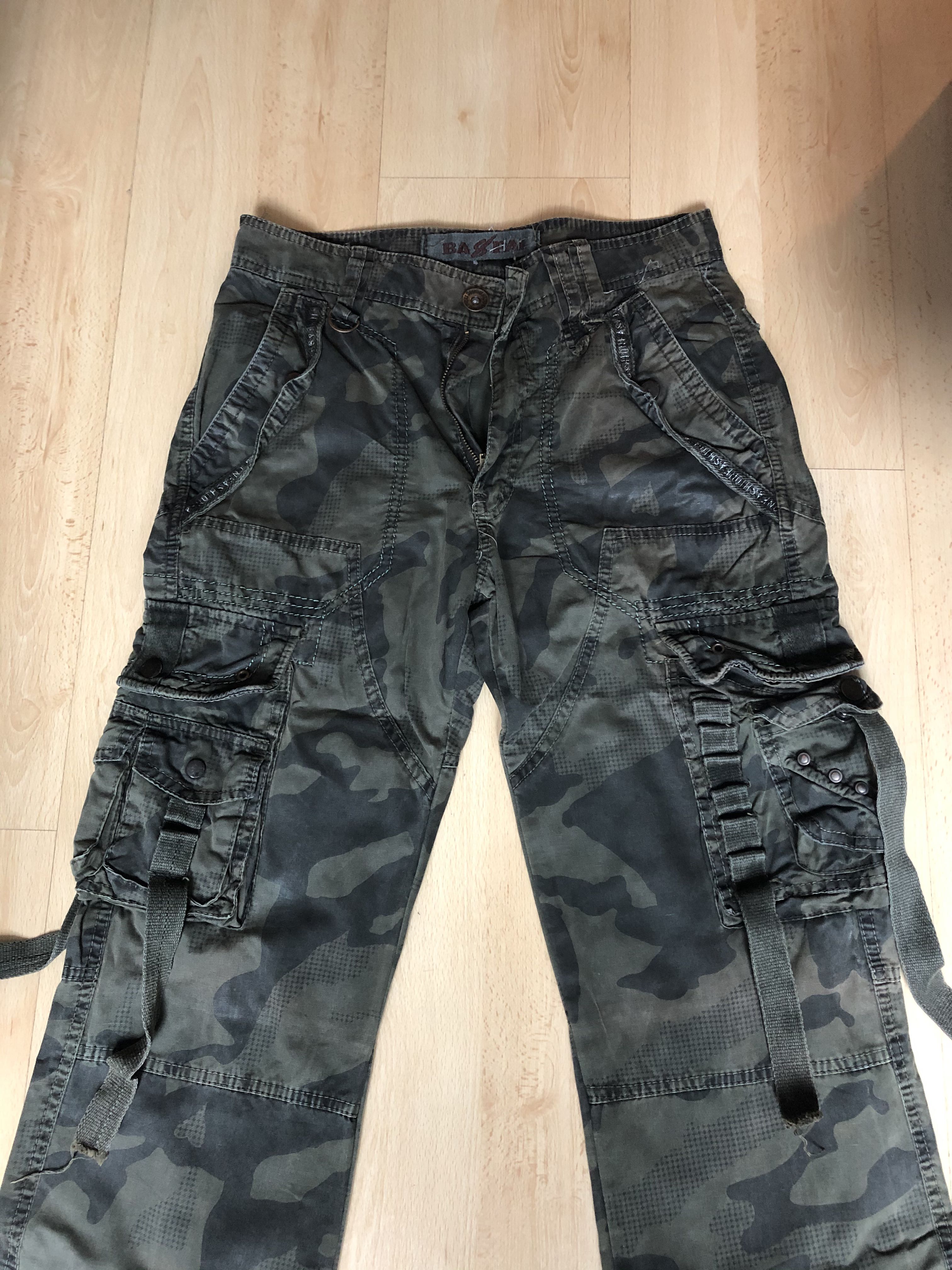 Y2k camouflage cargo pants, Men's Fashion, Bottoms, Trousers on Carousell