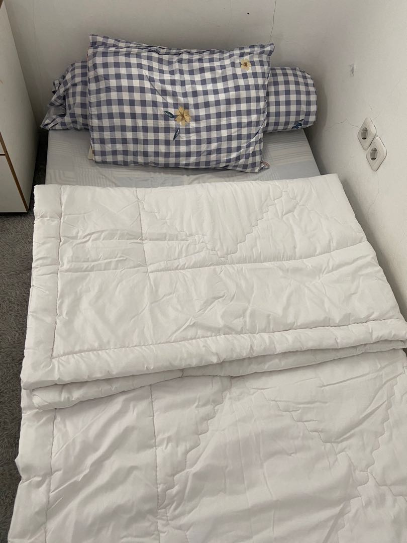 Bed Cover Putih polos, Perabotan Rumah di Carousell