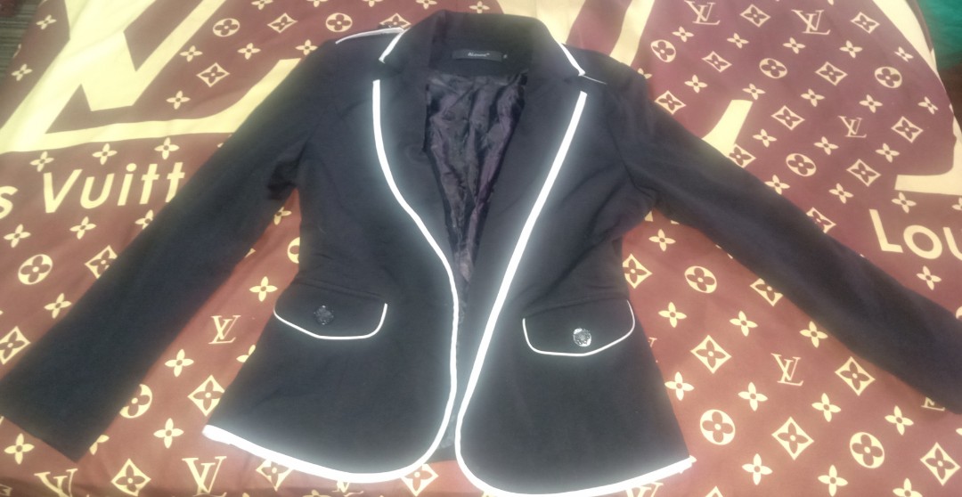 Black blazer with white lining 2025