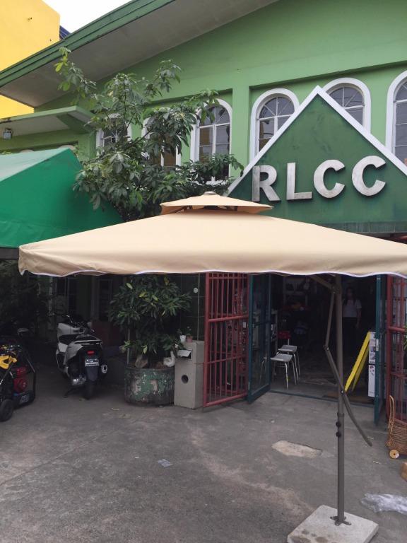 Cantilever Garden Umbrella (Category: Umbrellas) located in San Pedro. Submitted by aus-plus (Listing ID 1129459790, Image 1). Description: Note: Additional 1000 for the base .