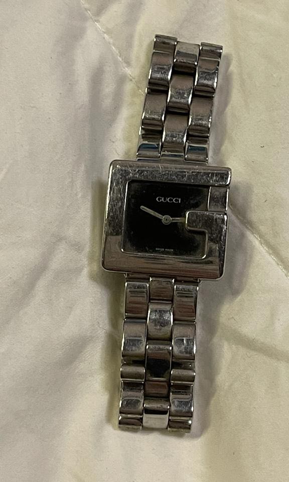 Gucci watch clearance store
