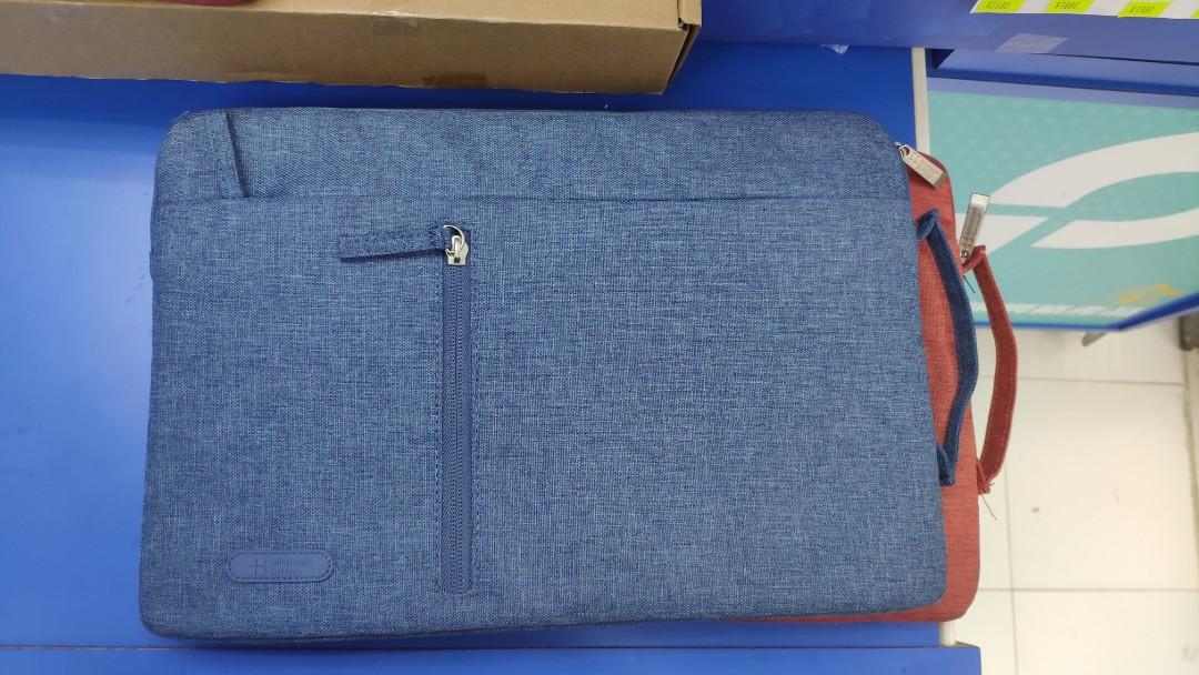 Microsoft Surface pouch （分類：手提電腦袋）位於 Hong Kong。 由 th0m4sssss 提交（商品編號 1129546540，圖片 2）。簡介： Brand new, haven't been used before Both blue and red colours are available Suitable for Surface Go/Pro/Laptop Go 價可小議 價錢只係一隻/price for each bag。