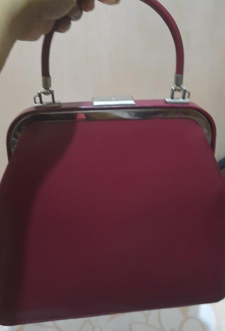 Preloves BABILA STRUCTURED HANDBAG (Category: Luxury Bags & Wallets) located in Paranaque City. Submitted by bluedolphin1911 (Listing ID 1129628874, Image 2). Description: preloved bag from Korea signs of use very good interior see pics for details.