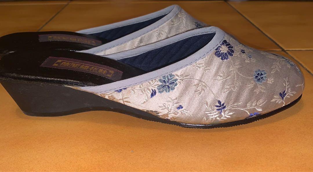 Embroidered Shoe slipper women s small size shoes