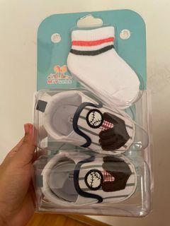 BNIB size 11 infant shoes and socks
