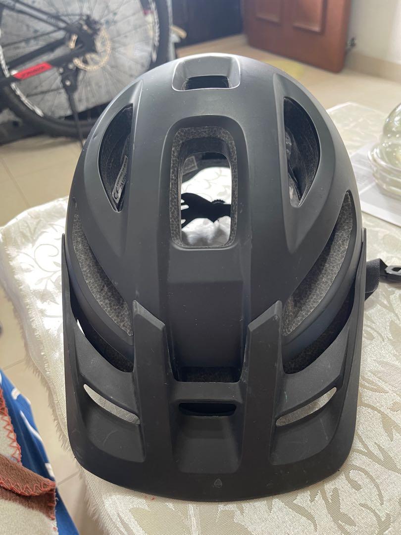 Giant helmet roost, Sports Equipment 