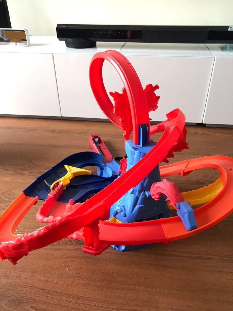 Hot Wheels Volcano Escape Themed Roundabout Track. Toys Hotwheels