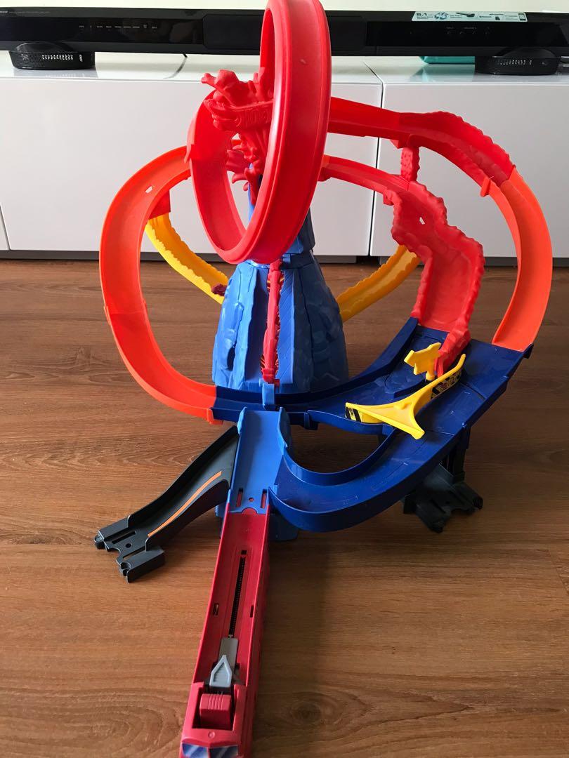 Hot Wheels Volcano Escape Themed Roundabout Track. Toys Hotwheels