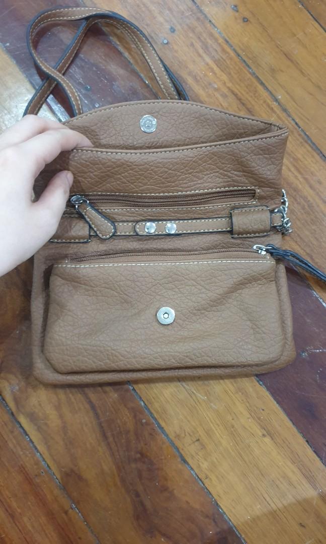 Nine West pouch/sling bag (Category: Purses & Pouches) located in Quezon City. Submitted by rdl09 (Listing ID 1129734495, Image 2). Description: Never been used..