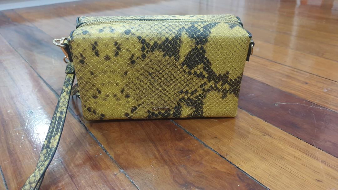 Parfois pouch/sling bag (Category: Purses & Pouches) located in Quezon City. Submitted by rdl09 (Listing ID 1129734888, Image 2). Description: Never been used.