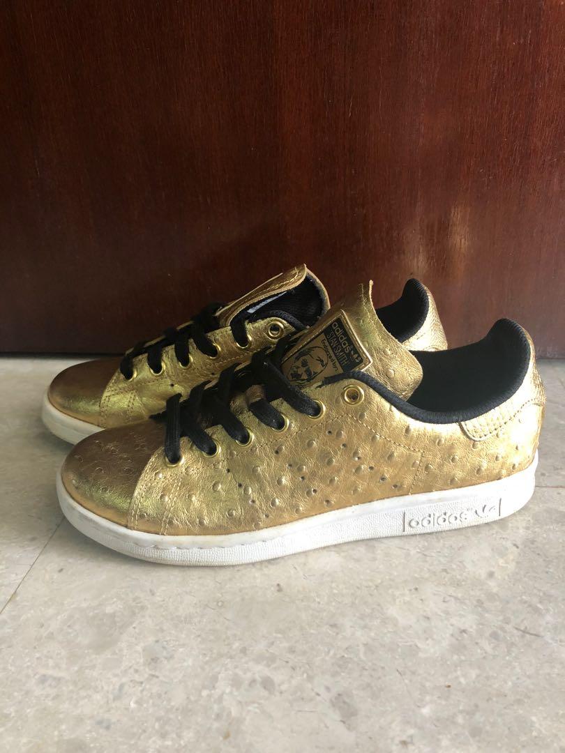 Gold sales adidas trainers