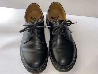 Dr. Martens 1461 Smooth Leather Low Top Shoe - 6 US