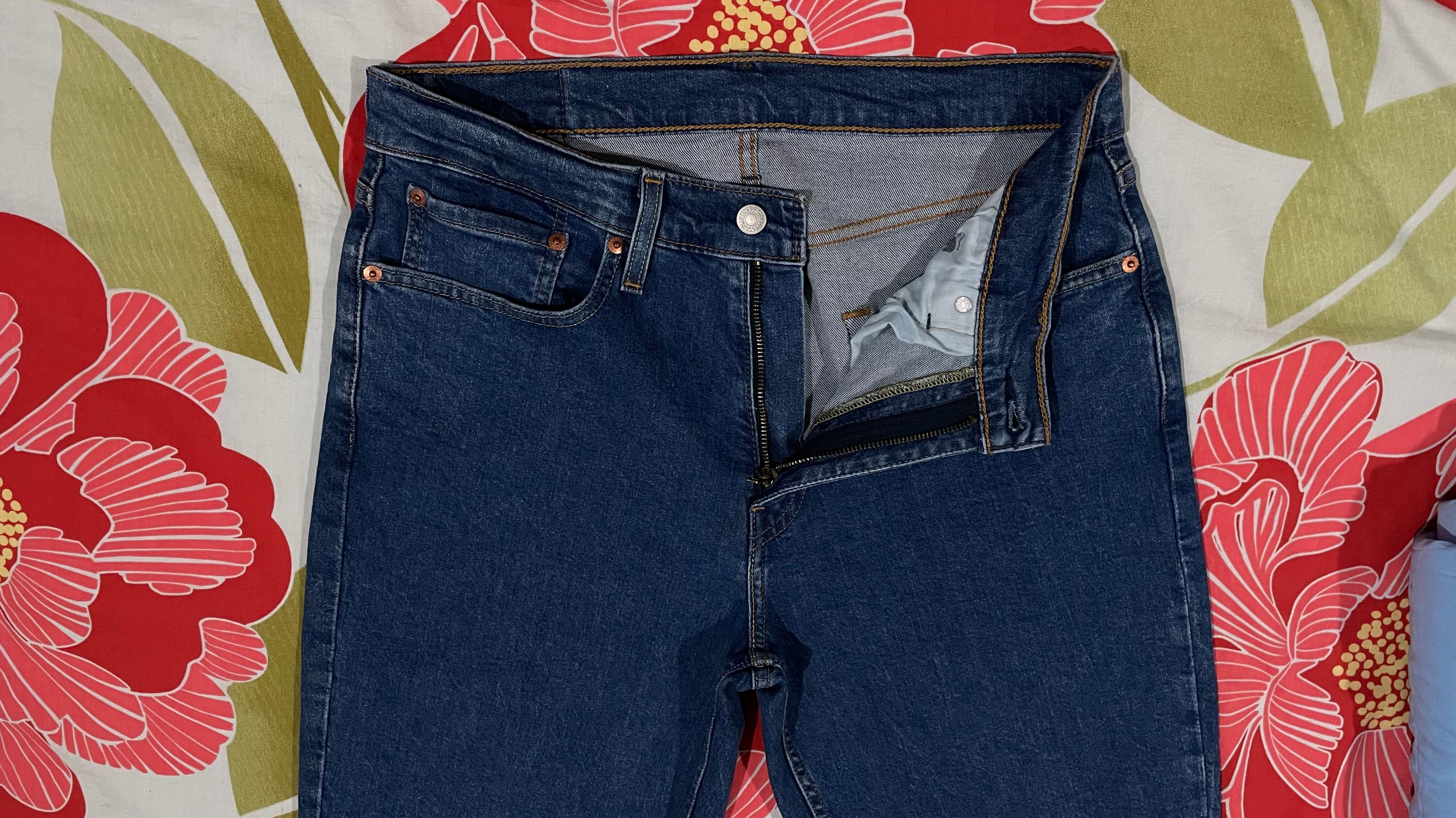 Levis 562 Loose Taper Jeans Men W31, Men's Fashion, Bottoms, Jeans on  Carousell
