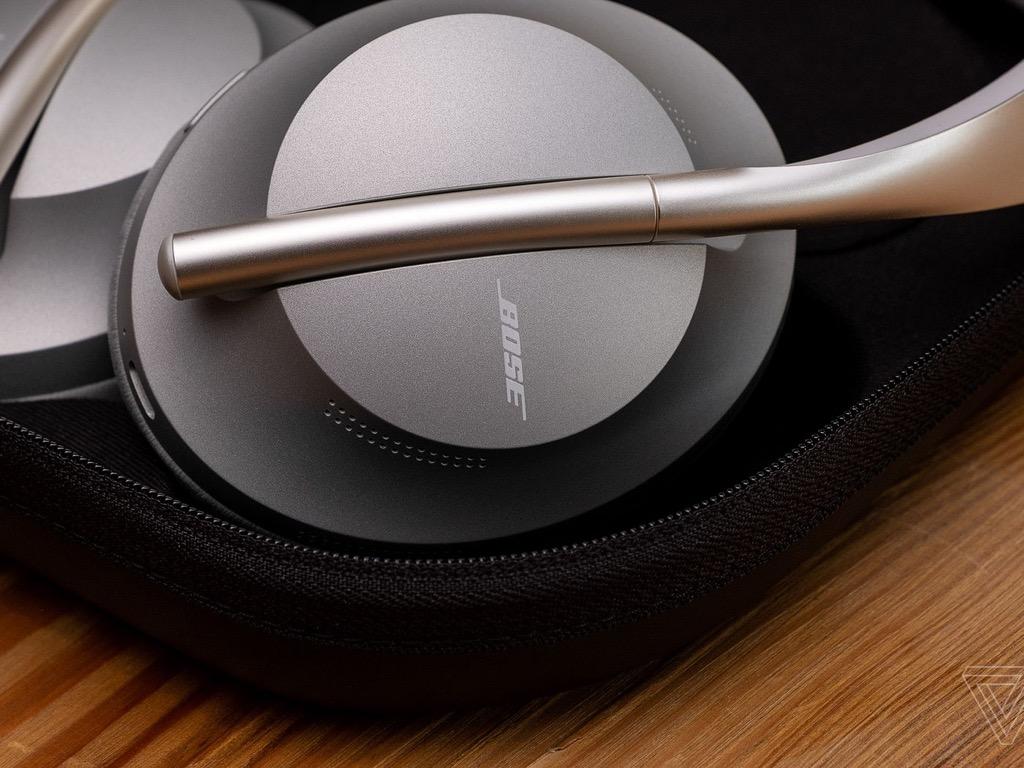 Limited edition color w charging case Bose 700