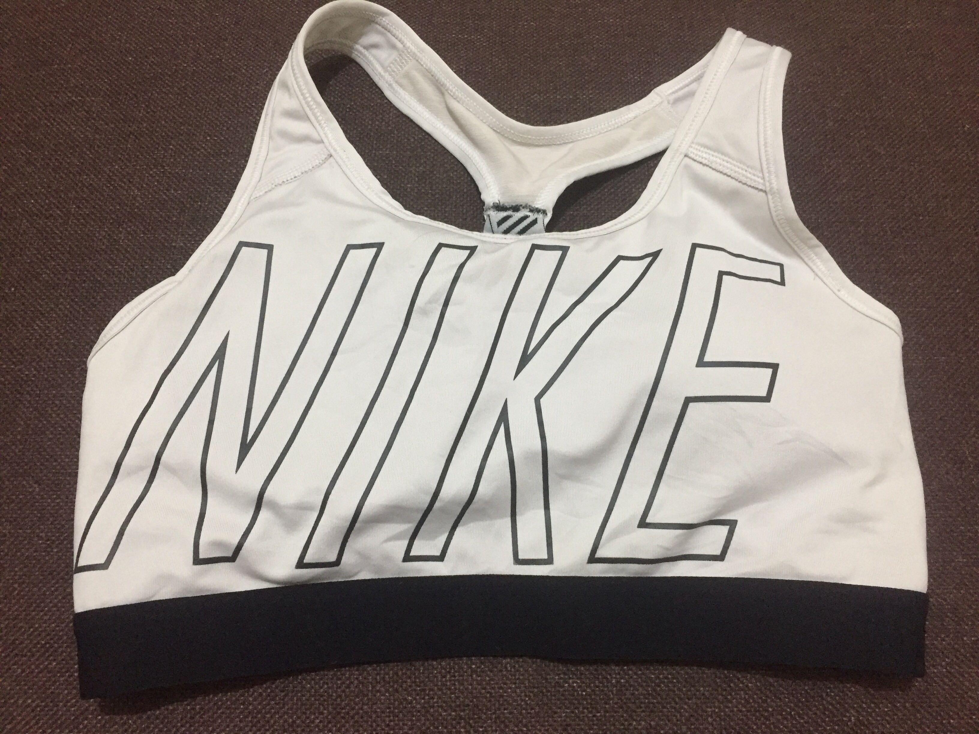 Nike sports bra, Men's Fashion, Activewear on Carousell