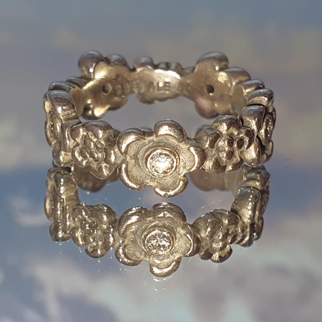 Gold flower band ring top