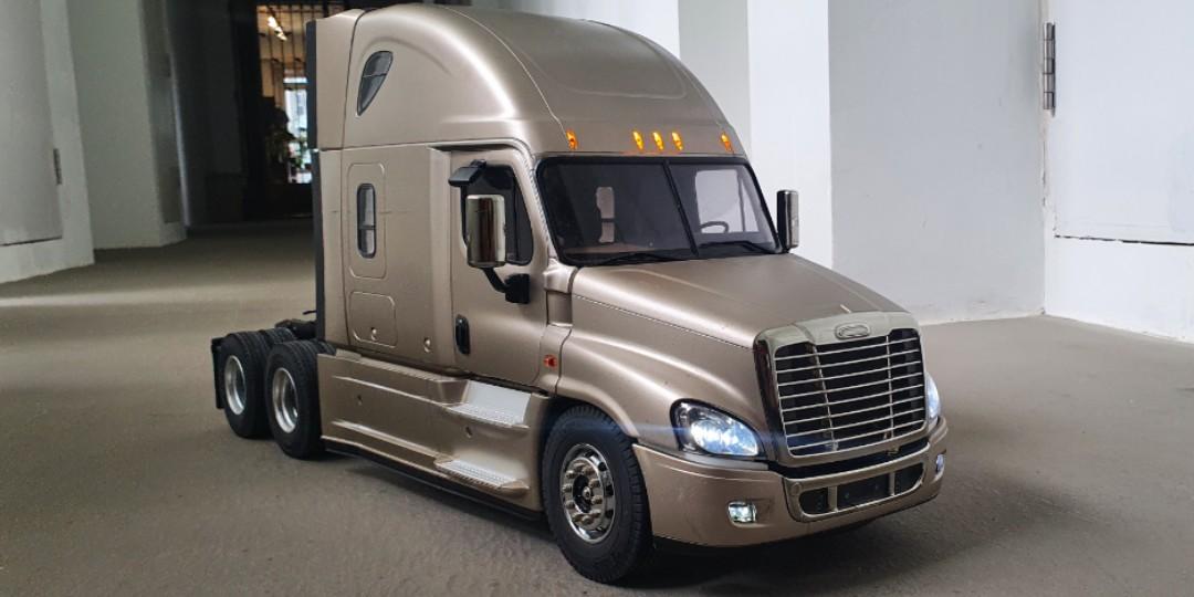 Rc tamiya truck 1/14 Cascadia freightliner, Hobbies & Toys, Toys