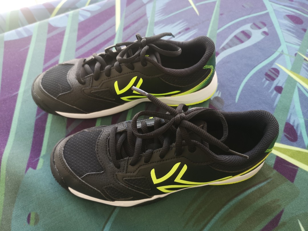Artengo hot sale squash shoes