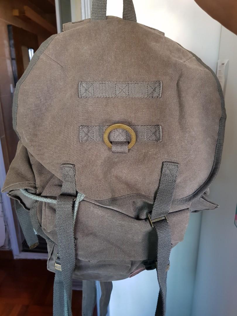 Backpack （分類：背包）位於 Hong Kong。 由 goodstuff2go 提交（商品編號 1130157228，圖片 3）。簡介： Olive Green backpack。