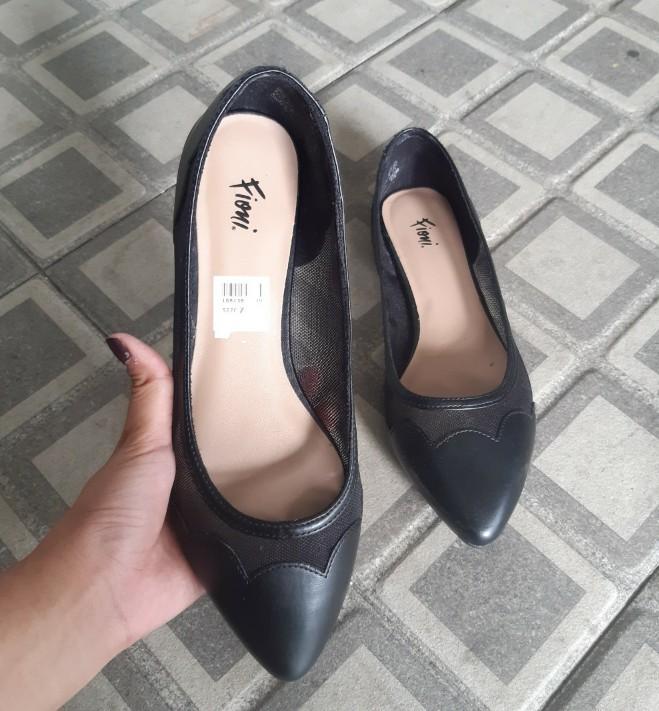 Fioni flat shoes hitam, Fesyen Wanita 