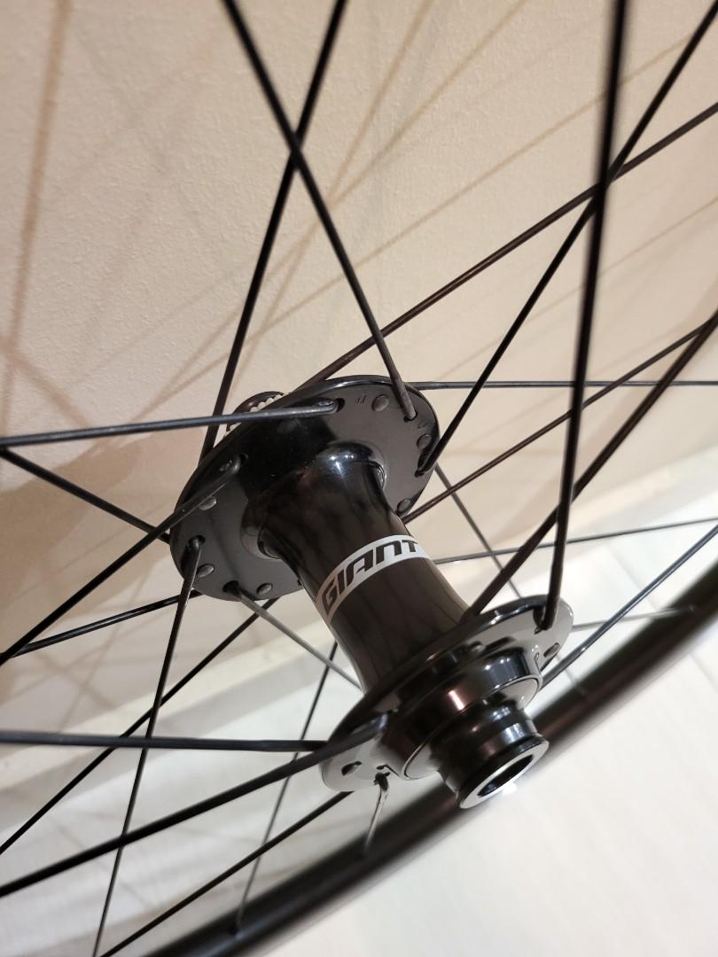 Giant SLR 2 Carbon Wheelset for Disc Brake, Sports Equipment,