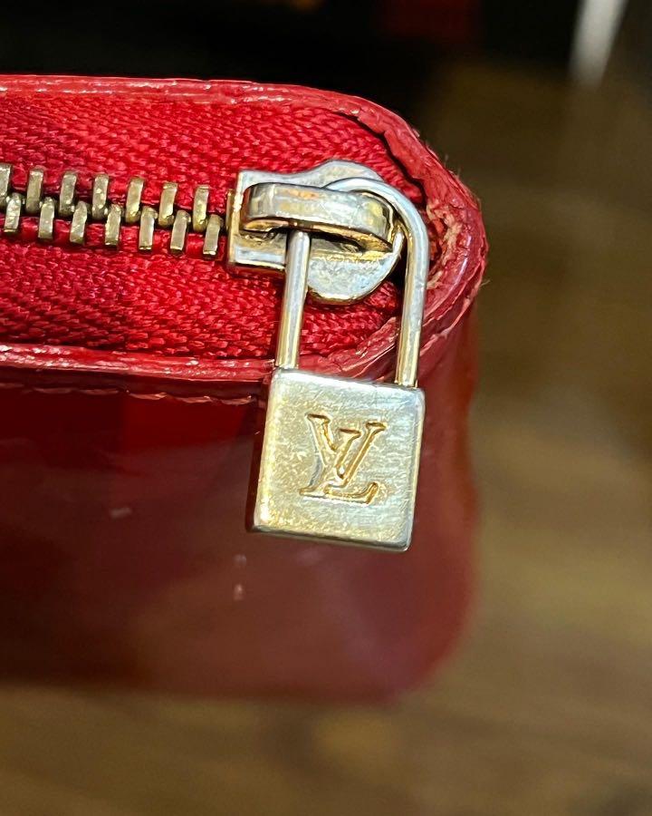 LV vernis short wallet (Category: Luxury Bags & Wallets) located in Cavite. Submitted by rraaa32 (Listing ID 1130128596, Image 3). Description: Pristine condition Few normal signs of usage Stitching 100% good condition .