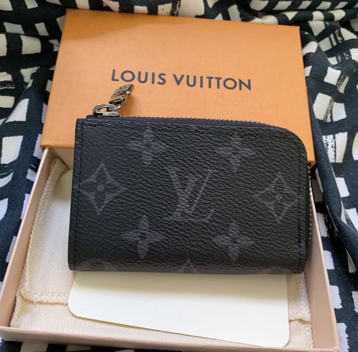 Louis Vuitton Lv double card holder in monogram eclipse, Men's Fashion,  Watches & Accessories, Wallets & Card Holders on Carousell