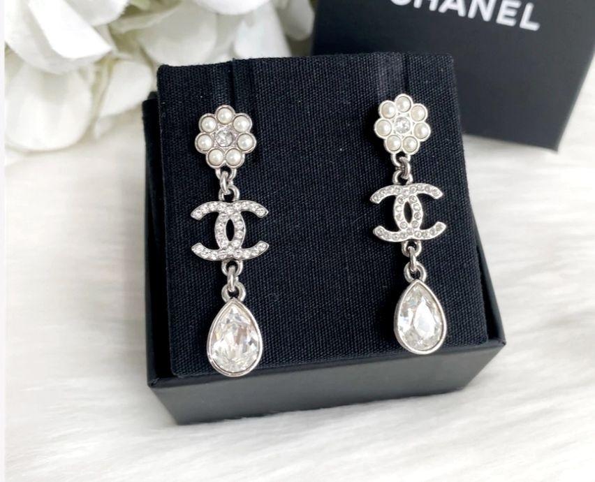 Chanel Camellia Pearl Crystal dangling 21k 2021 earrings, Women's Fashion,  Jewelry & Organisers, Earrings on Carousell