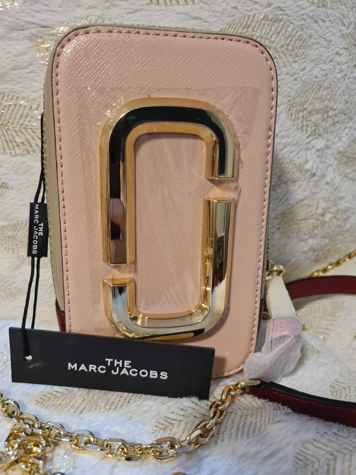 Marc Jacobs Hotshot, Luxury, Bags & Wallets on Carousell