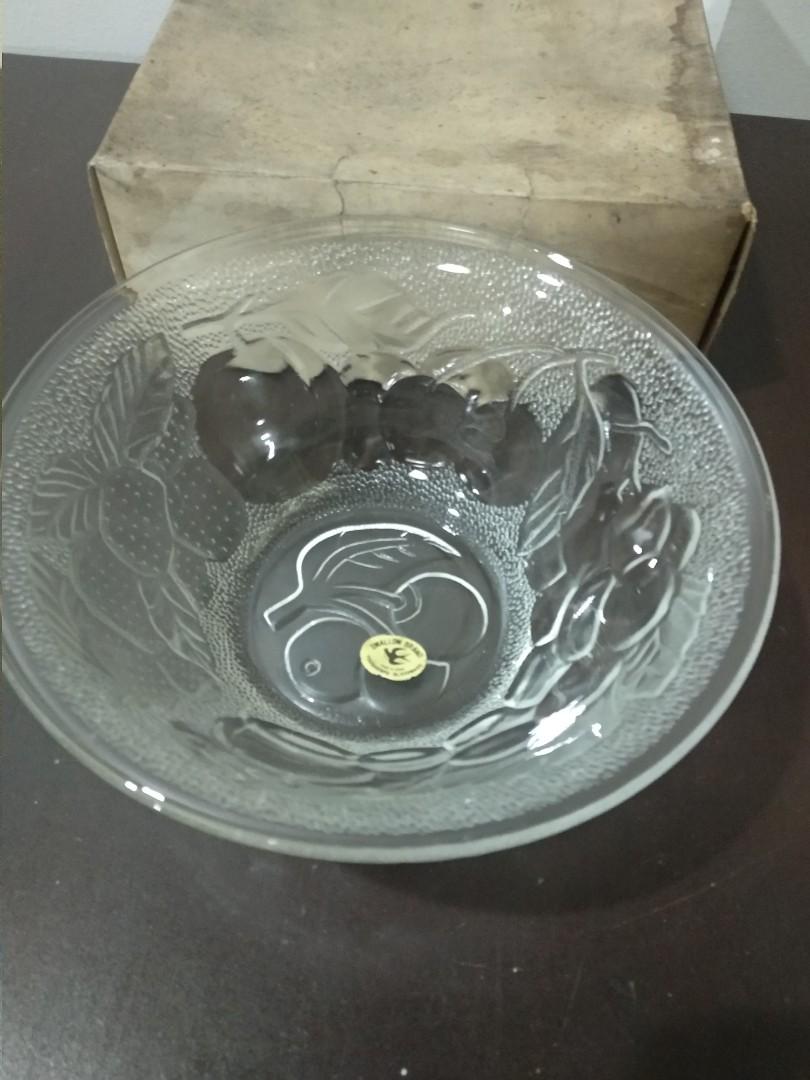 Salad Bowl -Swallow brand (Category: Dinnerware & Cutlery) located in Quezon City. Submitted by chocolatina (Listing ID 1130379203, Image 1). Description: Salad Bowl -Swallow brand Toughened Glassware Made in China New, unused salad bowl in very old dirty discolored plain box. Kept for decades. Measurements: Top diameter: 18cm Bottom diameter: 9cm Height : 8cm Pick up location: Brgy Immaculate Concepcion Mode of payment Gcash.
