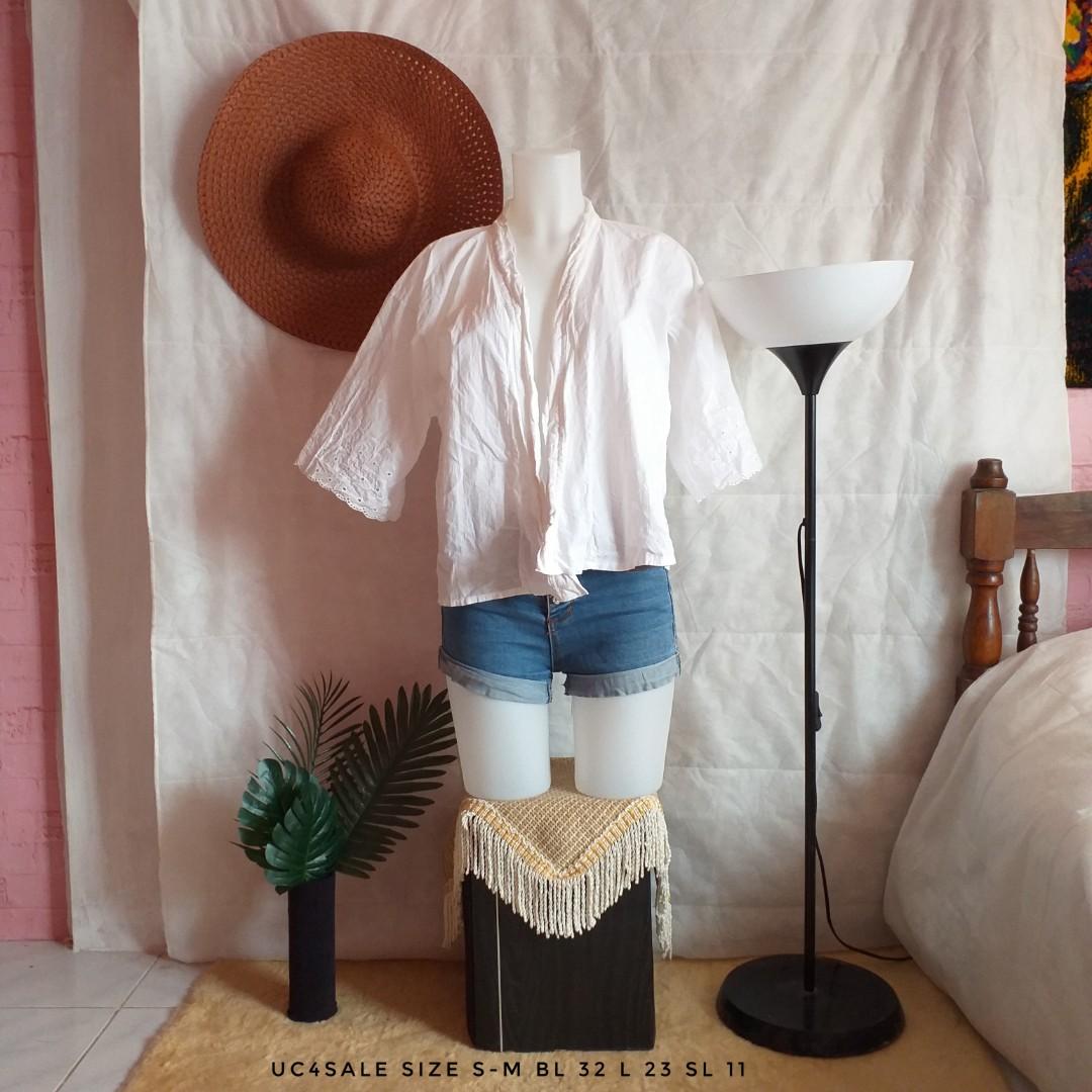 Tops white wala po itong butones parang blazer style open lang po