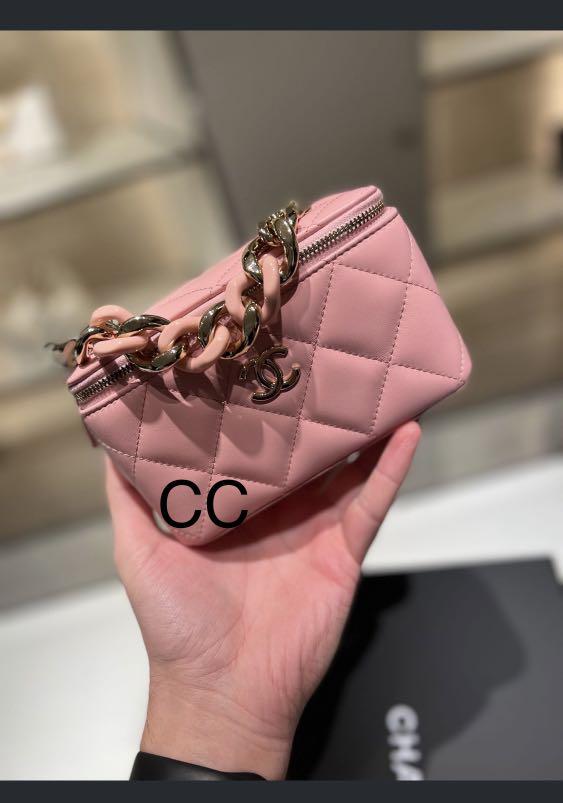 22c Vanity case （分類：手袋及銀包）位於 Hong Kong。 由 cc.love 提交（商品編號 1130637310，圖片 1）。簡介： Chanel 22c vanity case in lambskin This is a preorder The vanity will arrive in December Brand new, full set with original receipt from USA。